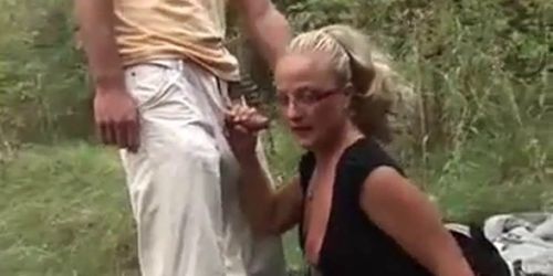 Hot Deutsch blondine mit brille im freien