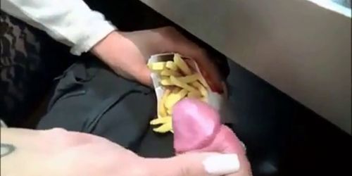 Baby fr ihre Pommes frites haben Ketchup tut