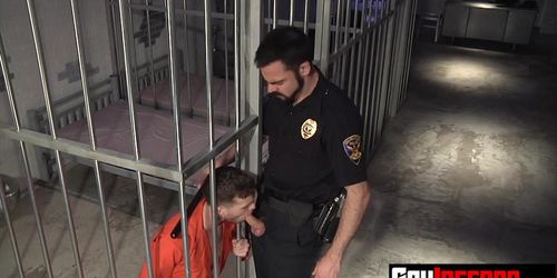 Hunk Officer fistfucks young prisoners asshole hardcore