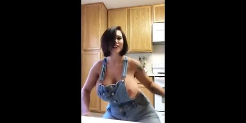 Huge Boobs Sexy Dance