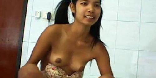 THAI GIRL SHOWING PUSSY 