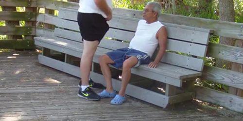 Gordito se la mete a abuelo en publico