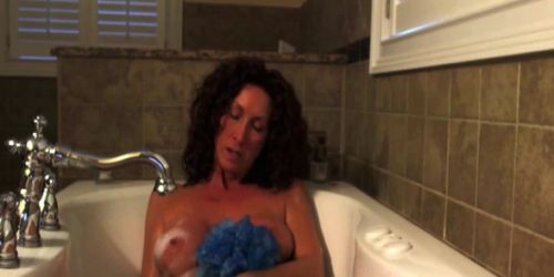 Hot milf masturbates in the tub