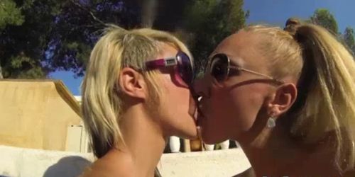 Blonde amateur skanks kissing in pool