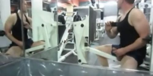 masturbandose en el gym