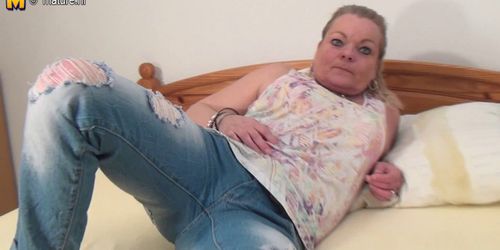 Amateur dirty granny fucked with toy