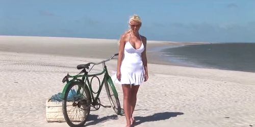 Superb blonde ass fucked on the beach (Double Cum)