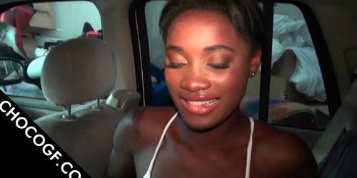 Choco beauty gets pussy licked in the car