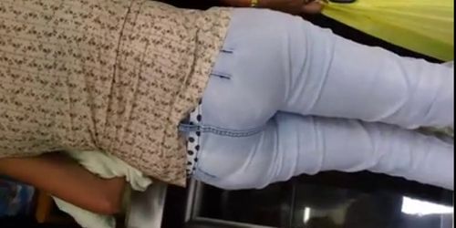 RICAS NALGAS VECINA CASADA JOVEN EN TIENDA