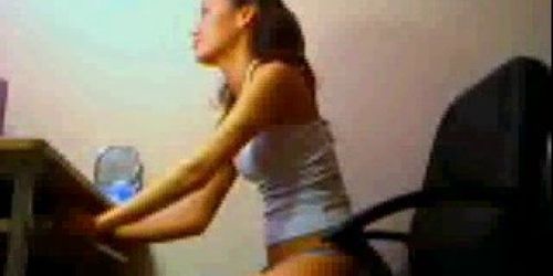 Hot Sexy Asian Webcam Babe dancing to the beat and show