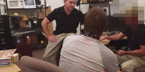 Straight customer gets bj in pawnshop