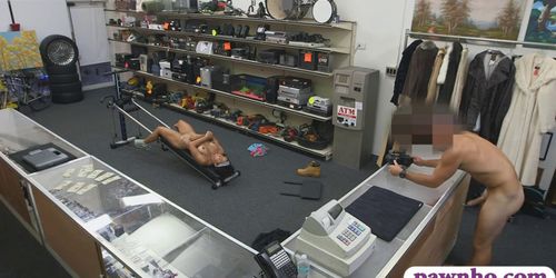 Muscular chick screwed by pawn keeper at the pawnshop