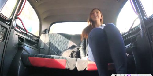 Girl shows off ass and boned in the cab to off her fare