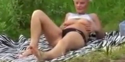 Blonde MILF Geniet 2 Cocks Im Freien