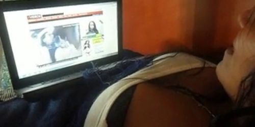 con la empleada viendo porno