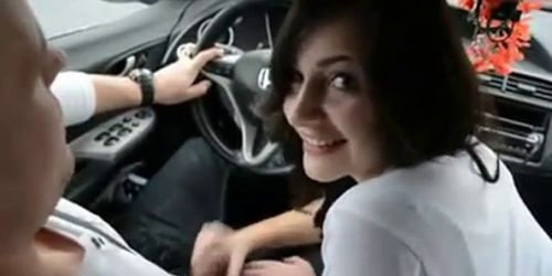 Amatoriale Ragazza Pompino con Ingoio in Auto