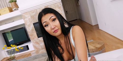 Asian stepdauhter Jade Luv likes sucking dads cock