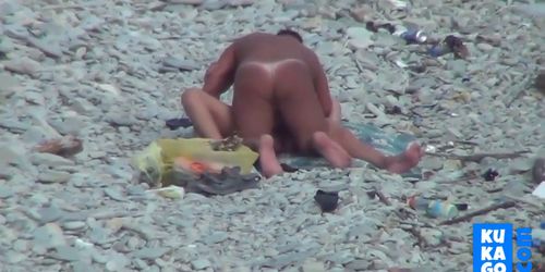 Voyeur Guy with tanned ass fuck a woman at a public bea