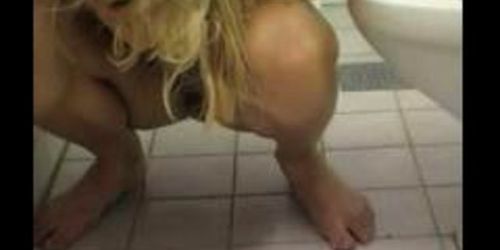 Piss: blond girl piss