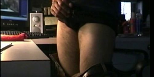 Amateur bloke wanking off watching porn