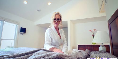 Mature MILF Brandi Love gives a satisfactory blowjob