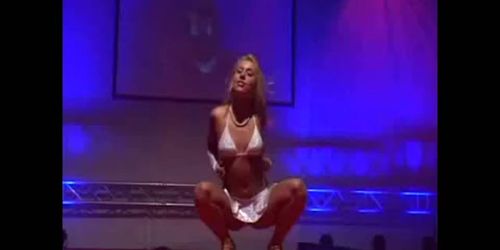 Stripper babe does porn on stage dildoing pussy and ass