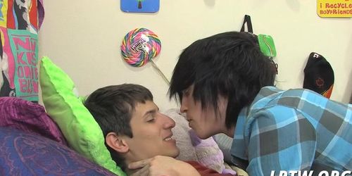 Tiwnk sucks while friend licks