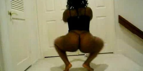 Black girl dancing with FAT ass