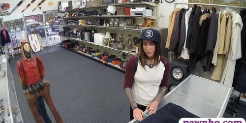 Amateur tattooed brunette woman nailed by pawn keeper