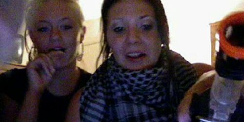 2 girls showing their big boobs (Chatroulette)