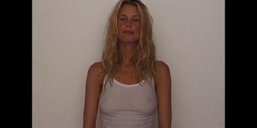 Claudia Schiffer zeigt Nippel in einem durchsichtigen H