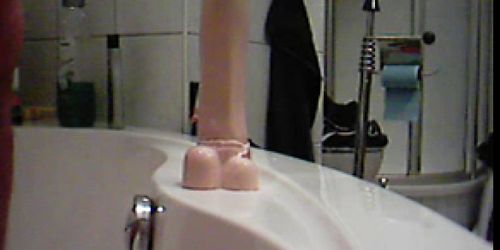 ich setze mich auf einen dicken dildo und reite ihn