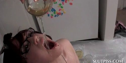 Teenage slut in pierced twat drinks her own hot piss