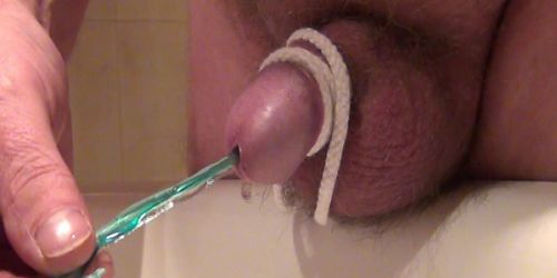 Piss: Insertion uretre puis bondage et pipi