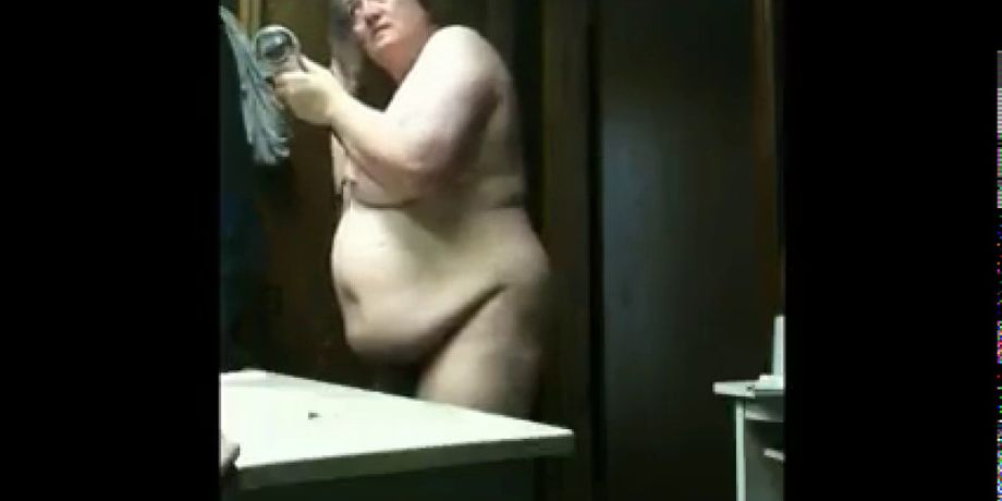 920px x 460px - my chubby mother spied in our bathroom EMPFlix Porn Videos